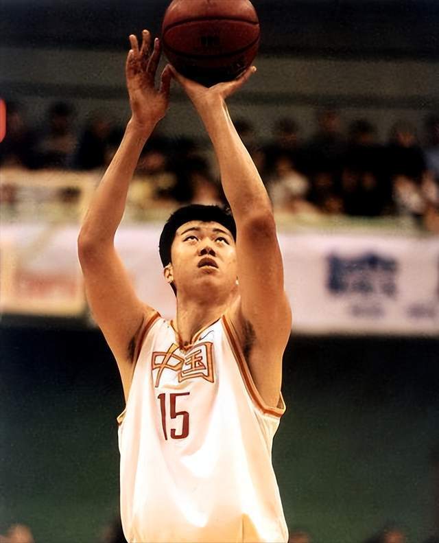 更是当时男